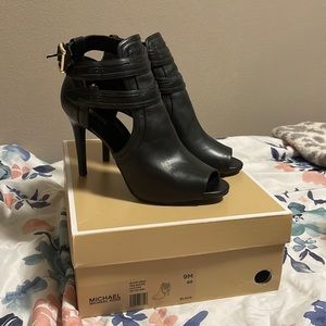 MICHAEL MICHAEL KORS
Blaze Leather Open-Toe Bootie in the color: Black